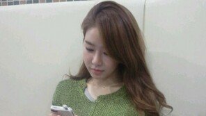 유인나, 녹색 니트 한장 뿐? 하의실종 패션