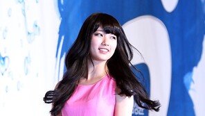 [SD포토] 배수지, 플래쉬 세례에 ‘상큼 미소’