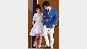 [SD포토] 공유 “민정씨 조심해요~”