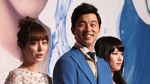 [SD포토] 공유, 두 미녀 사이에서 ‘행복한 남자’