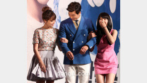 [SD포토] 공유, 두 미녀에 ‘팔짱 어서 껴줘요~’