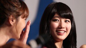 [SD포토] 배수지, ‘누구와 눈빛교환?’ 