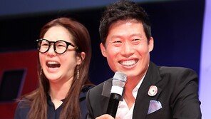 [SD포토] 유해진, 성동일 노렸나? 빨간양말 대신 구두 ‘깜짝’