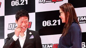 [SD포토] 유해진, 고현정 앞에서 소년 본능 ‘부끄부끄’