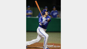 [포토] ‘국민타자’ 이승엽, 박찬호 상대로 2타점 적시타