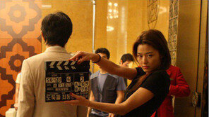 ‘도둑들’ 전지현, 옆트임 치마입고 과도한 ‘허리꺾기’