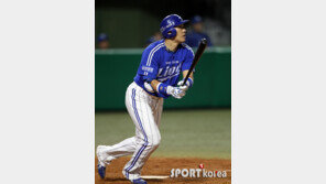 [포토] 이승엽, 송신영 상대로 시즌 9호 홈런포 발사 