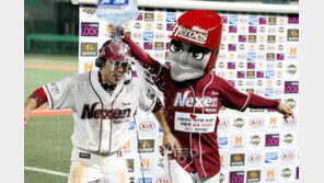 [포토] 넥센 서건창, 턱돌이에게 받는 축하의 물세례