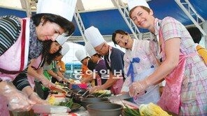 [강원]국제스키연맹 총회 참가자들 김치 담그기