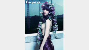 [포토] 홍수아, 꽃으로 살짝 가린 가슴 ‘아찔’