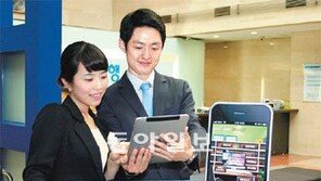 [SMART 혁명/하이테크특집]우리은행, 터치 한번으로 금융업무 신속하고 편리하게 처리