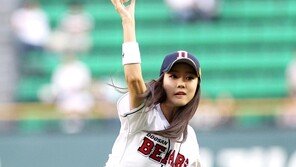 [포토] 레인보우 고우리, 시구에 집중한 나머지 ‘골반 노출’