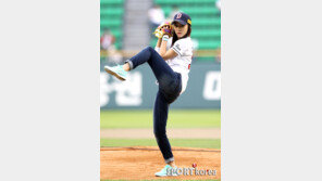 [포토] 레인보우 고우리, 유연한 와인드업으로 ‘섹시 자태’