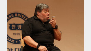 워즈니악 “아이폰4S는 세계 최고의 스마트기기”