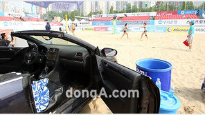 [SD포토] ‘女비치발리볼 대회’ 어울리는 스포츠카 휴게실