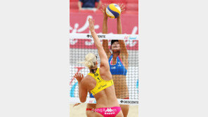 [SD포토] ‘女비치발리볼 대회’ S라인 몸매로 철벽수비!