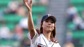 [포토] 김자영, ‘나노 노출’… 시구 또한 명품!