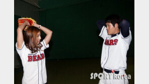 [포토] 김자영-정대현, 시구로 애정 싹트나? ‘므흣한 시선’