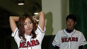 [포토] 정대현, 시구 코치는 뒷전…김자영에 시선집중