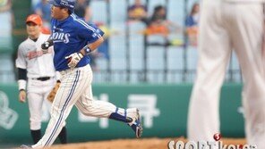 [포토] 최형우, 류현진 상대로 시즌 첫 홈런포 발사