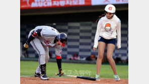 [포토] 박용택 때문에 할 일 없어진 배트걸 ‘제가 해도 되는데…’