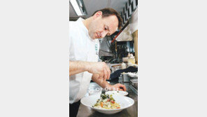 ‘백김치 햄버거’… 이 남자 손맛에 달렸다