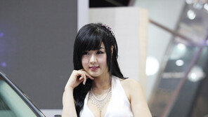 최고급 車보다 예쁜모델에…모터쇼 ‘주객전도’