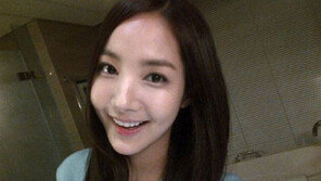 박민영, 욕실서 조명 셀카 ‘잡티없는 꿀피부’