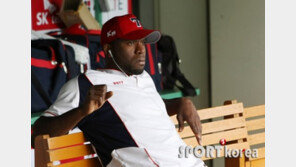 [포토] 소사, K-POP 삼매경 ‘걸그룹 시구 왔으면…’