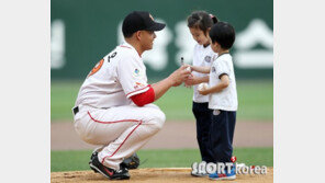 [포토] 마리오, 마운드서 ‘아빠미소’ 폭발