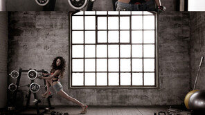 한고은, 길고 긴 다리 스트레칭 중…운동하는 모습도 ‘섹시’