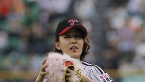 [포토] 윤하 ‘깜찍 혀 낼름’ 시구전 귀여운 긴장 풀기