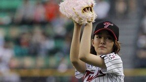 [포토] 윤하, 다소 짧은(?) 와인드업 ‘그치만 귀여워~’