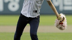 [포토] 윤하, 가녀린 시구…체구가 정말 작아