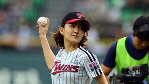 [포토] 윤하 ‘애국가는 실수 했지만 시구는 실수 안할꺼에요’