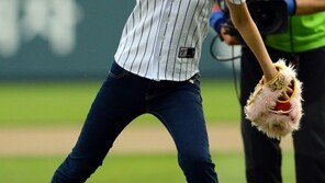 [포토] 윤하, 시구 하는데…눈에 들어오는 어린이 비율 몸매