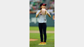 [포토] 윤하, ‘보송보송’ 털 글러브 만지기 좋아~