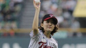 [포토] 윤하, 핑크 털 글러브+작은체구로 시구 귀요미 등극(?)