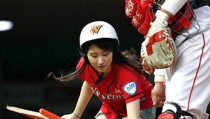 [포토] SK 배트걸, 라인 살아있는 ‘아찔한 수거’