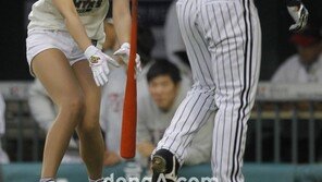 [포토] LG 배트걸, 친절정신 폭발 ‘자세 낮추고 배트 받기’