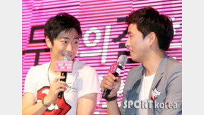 [포토] 송용진-김동윤, 게이커플 현재진행형? ‘너무 다정해’