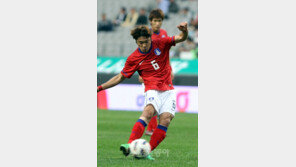 [카톡 사커] “안익수 리더십→ 정신을 강하게, 홍명보 리더십→ 가슴을 뜨겁게”