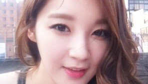 강민경, 민소매 티셔츠 입고 옥상서 일광욕