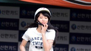 [포토] LG 배트걸 김민지 ‘머리 작은데 헬멧이 끼네요…’