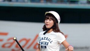 [포토] LG 배트걸 김현, 방망이 들고 앙증맞은 달리기