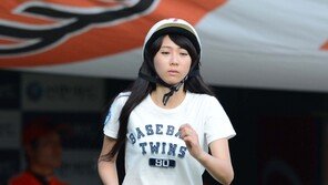 [포토] LG 배트걸 김민지, 더워서 그런가? 힘없어 보여…