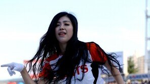 [포토] 롯데 김연정, 섹시한 개다리춤 작렬