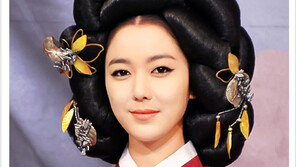 [우먼 동아일보 스타 뷰티] 깊고 그윽한 눈매로 변신! 배우 이소연의 ‘웨이브 아이라인 연출법’ 공개