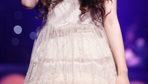 아이유 첫 단독 콘서트, ‘순수소녀’부터 ‘팜므파탈’까지…7천여 팬 열광