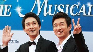 [포토] 조승우, 깜찍 브이 ‘귀요미 본능’…강필석과 대조